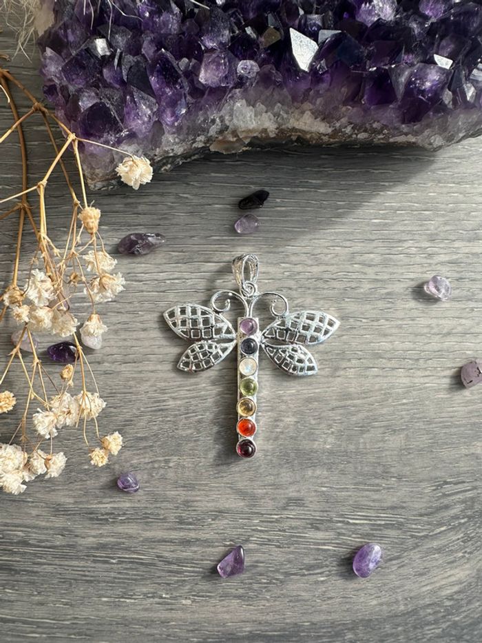 Pendentif libellule en acier et chakras (pierres)