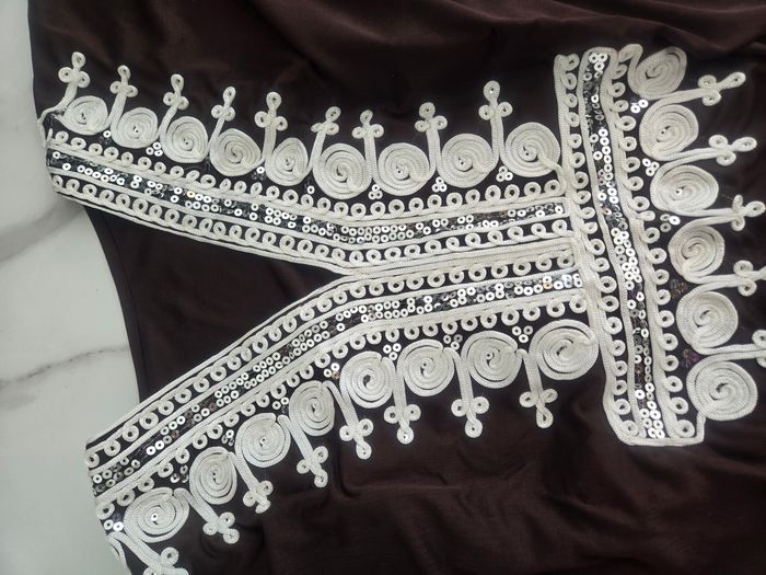 Robe orientale longue marron neuf jamais porté taille 38 brodée sequins argenté - photo numéro 2