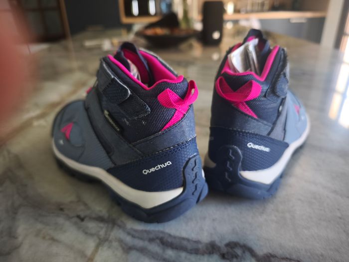 Chaussures montantes de randonnée Taille 34 Decathlon Quechua. Très bon état. Grises et  fushia. Lavées pour la  vente. - photo numéro 6