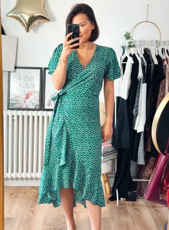 Robe portefeuille verte à fleurs blanches taille 36