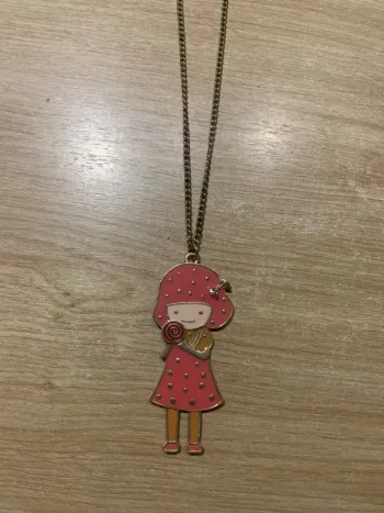 Sautoir doré fillette mangeant une glace