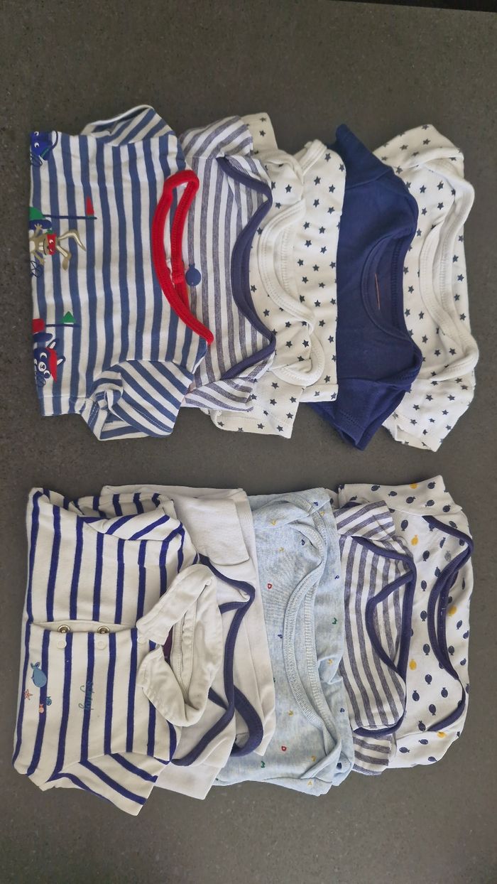 Bodys taille 18mois