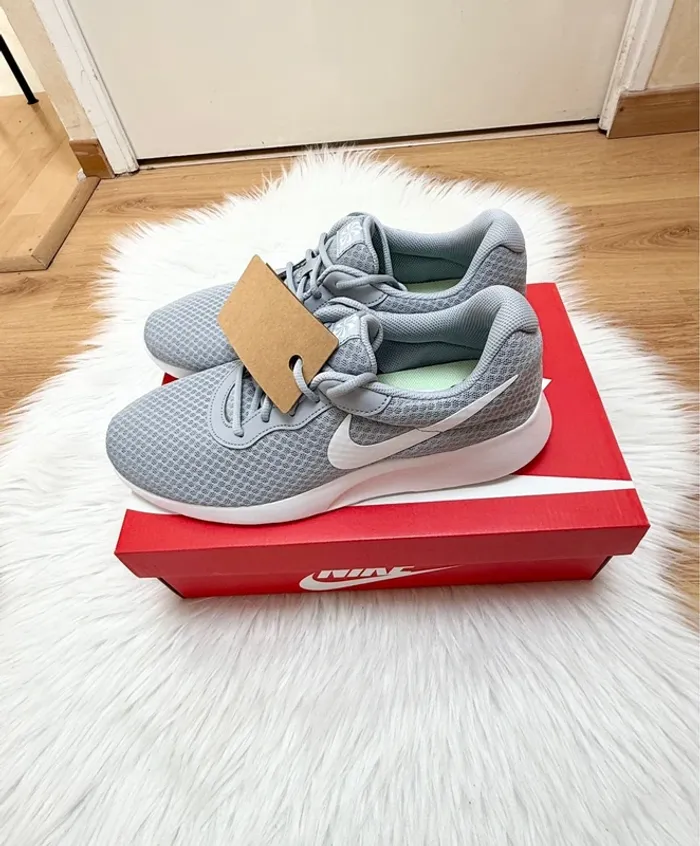 Nike Tanjun – Taille 44.5 – gris/blanc – Neuf avec étiquette - photo numéro 4