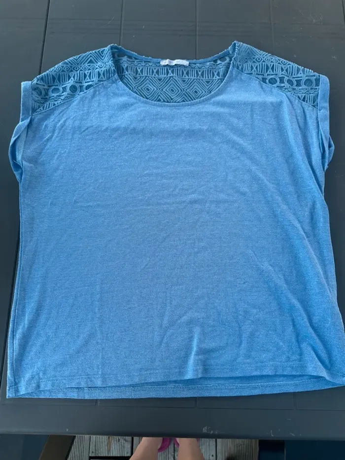 tee shirt bleu pailletée et dentelle