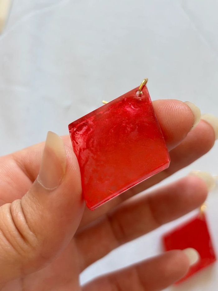 Boucles d’oreilles pendante losange rouge fait main résine acier inoxydable - photo numéro 3