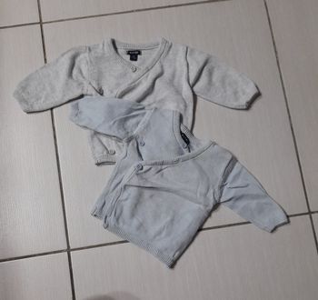 Gilets 1 mois
Très bon état
2€ pièce