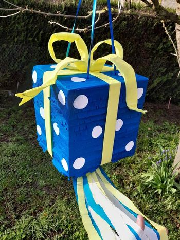 Pinata cadeau d'anniversaire bleu à pois