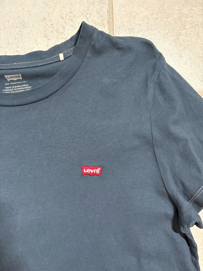 À la base c’est un T-shirt blanc, mais je l’ai coloré en bleu marine. Il y’a une tache à l’arrière - photo numéro 2