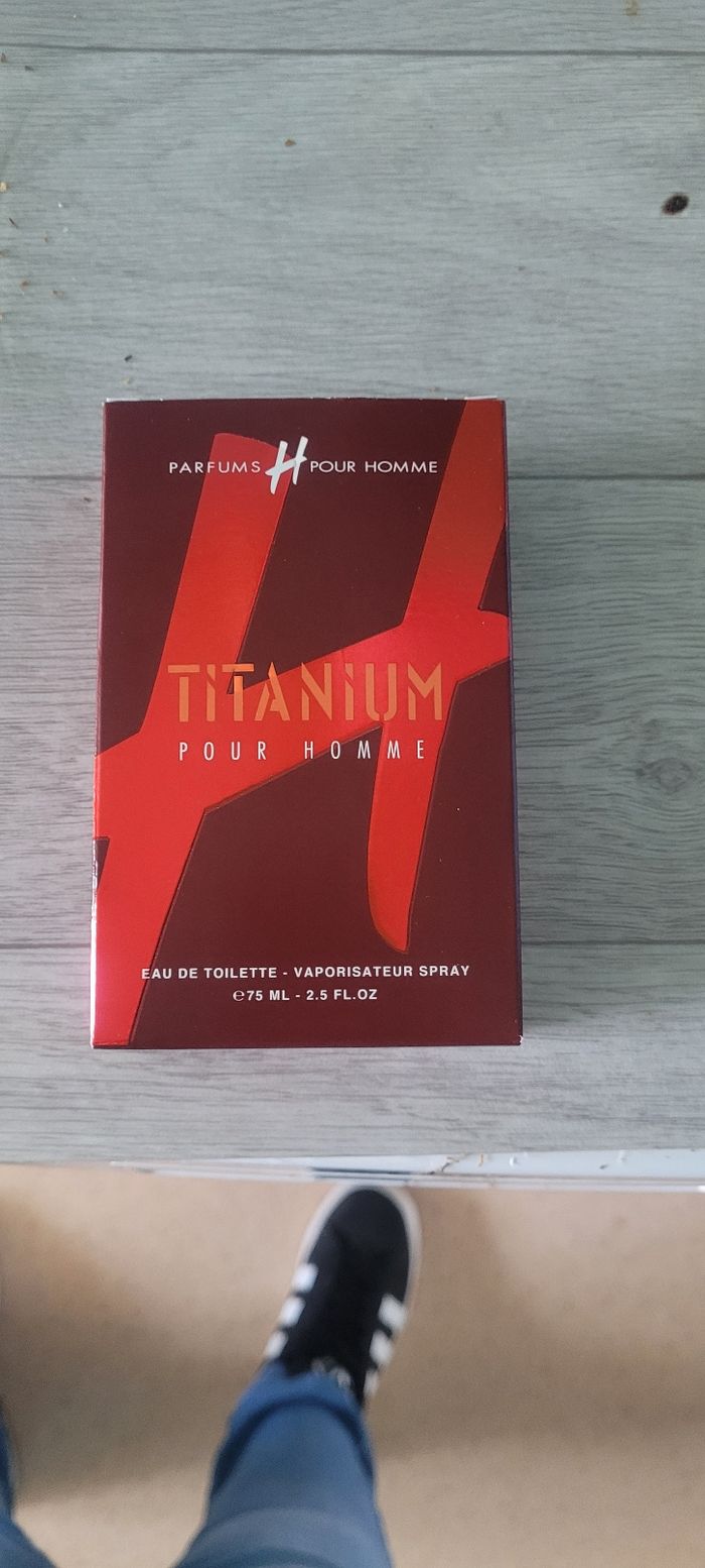 Parfum titanium neuf emballer