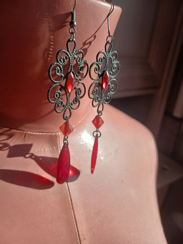 Boucles d'oreilles pendantes gris et rouge - photo numéro 4
