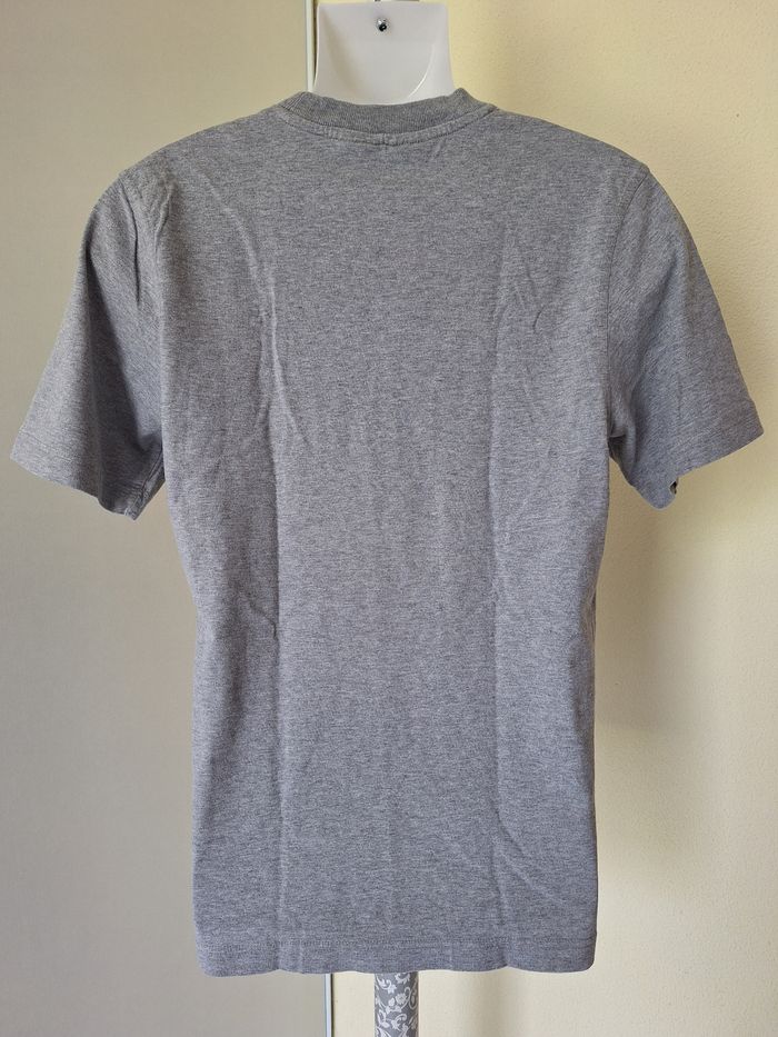 T-shirt taille S marque Fila couleur gris - photo numéro 3