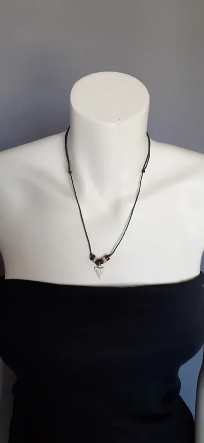 Joli collier avec dent.