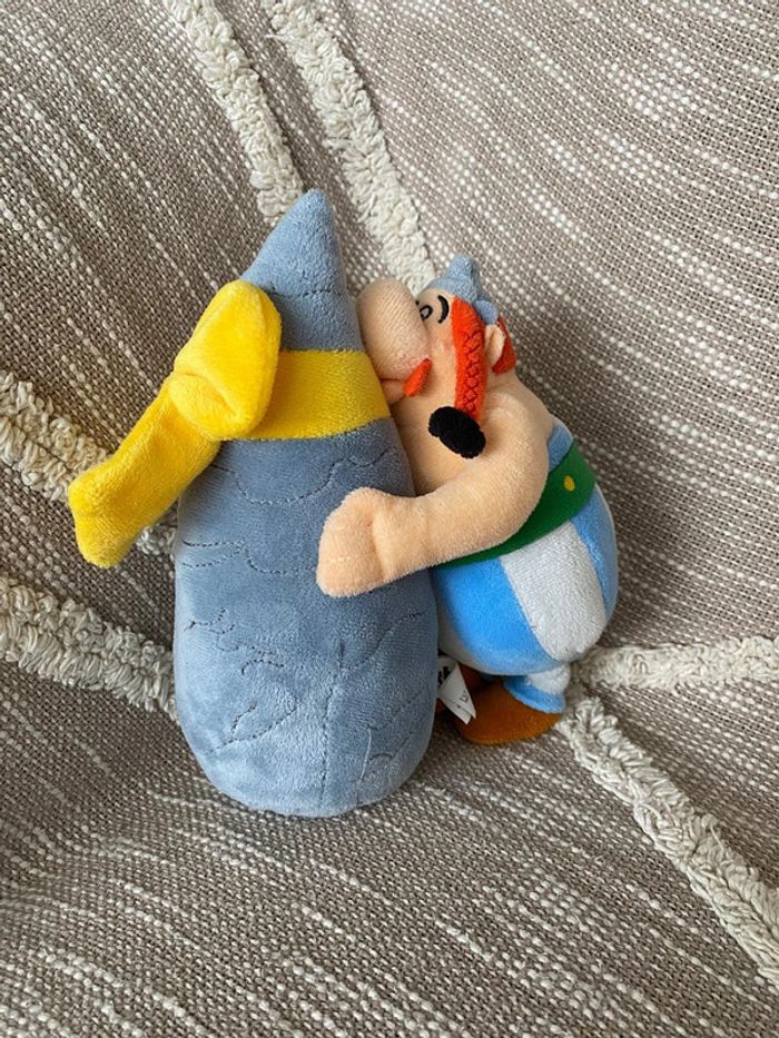 Peluche doudou 22cm Astérix Obelix bleu avec menhir à noeud jaune très bon état