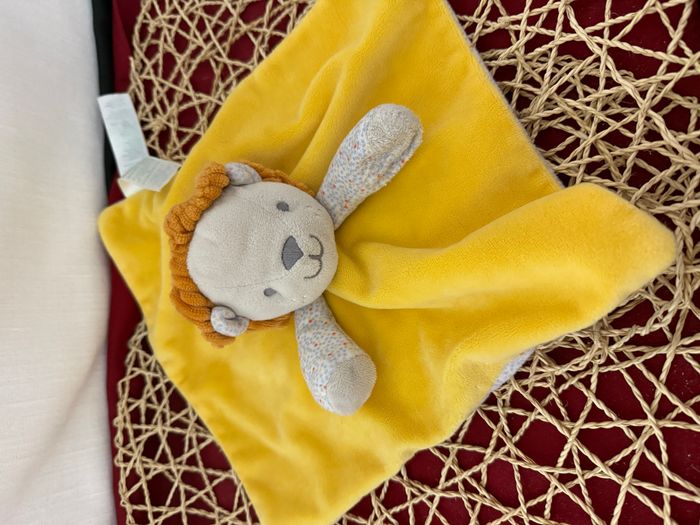 Lion OKAÏDI OBAÏBI doudou plat jaune