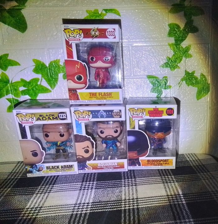 Lot 4 figurines pops héros  DC comics  Black adam  flash  aquaman bloodsport