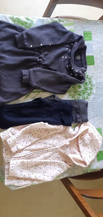 1robe printemps 5ans/2pantallons 4ans/1veste 3ans