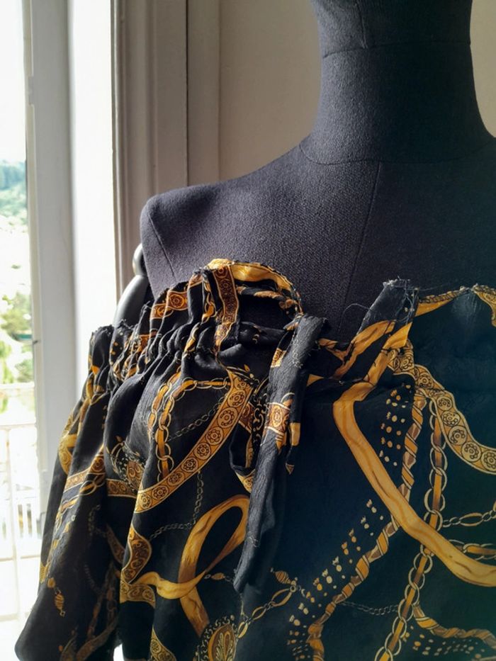 Haut à épaules dénudées manches longues motif chêne noir et dorée - photo numéro 3