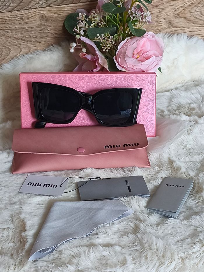 Lunette de soleil miumiu detail doré - photo numéro 4