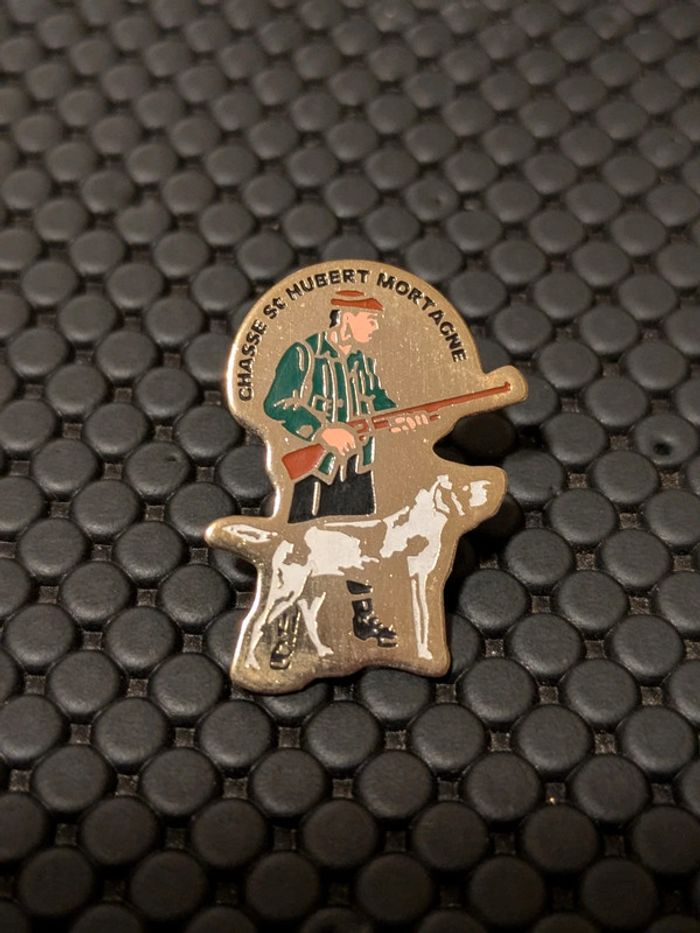Pin's Chasse Saint Hubert Mortagne Chasseur Fusil chien