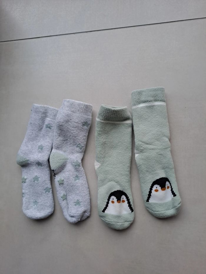 Lot de 2 paires de chaussettes anti dérapantes 23-26 - neuf