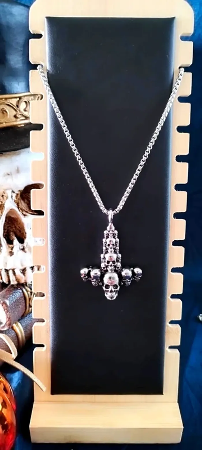 Collier avec pendentif têtes de mort