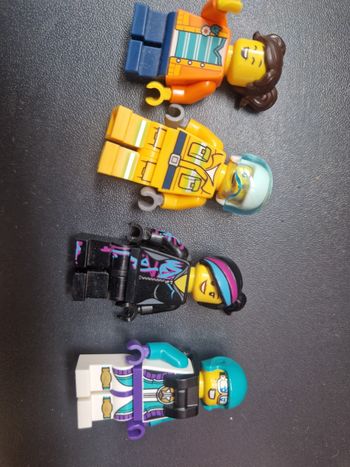 Lot de 4 minifigures lego en exellent état