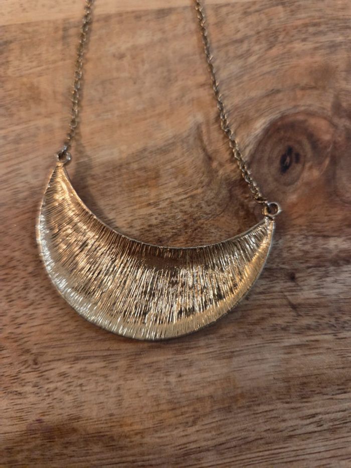 Collier demi lune a motifs - photo numéro 3