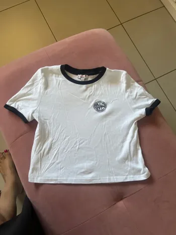 TEE shirt court