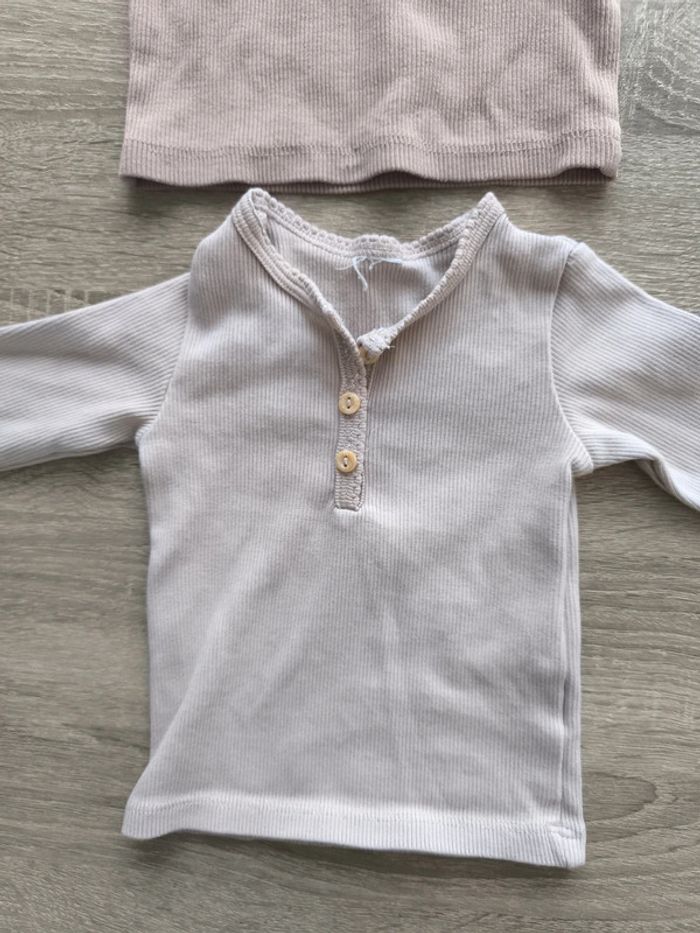 Lot de deux tee shirt manches longues beige crème 6 mois sans étiquette - photo numéro 2