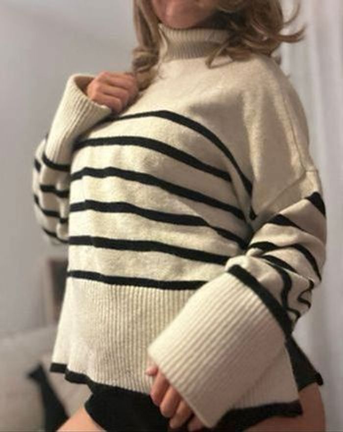 Pull col roulé rayé blanc cassé et noir Bershka