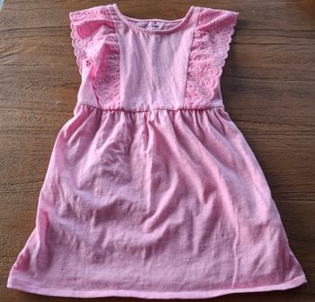 Robe rose Kiabi avec détails dentelle