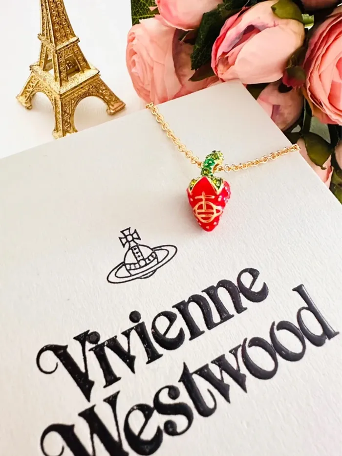 🍓 Collier Vivienne Westwood – Fraise émaillée rouge et verte avec logo doré 🍓 - photo numéro 5