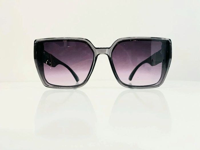 Lunette de soleil femme grise verres dégradés bras en strass UV protection catégorie 3 - photo numéro 2