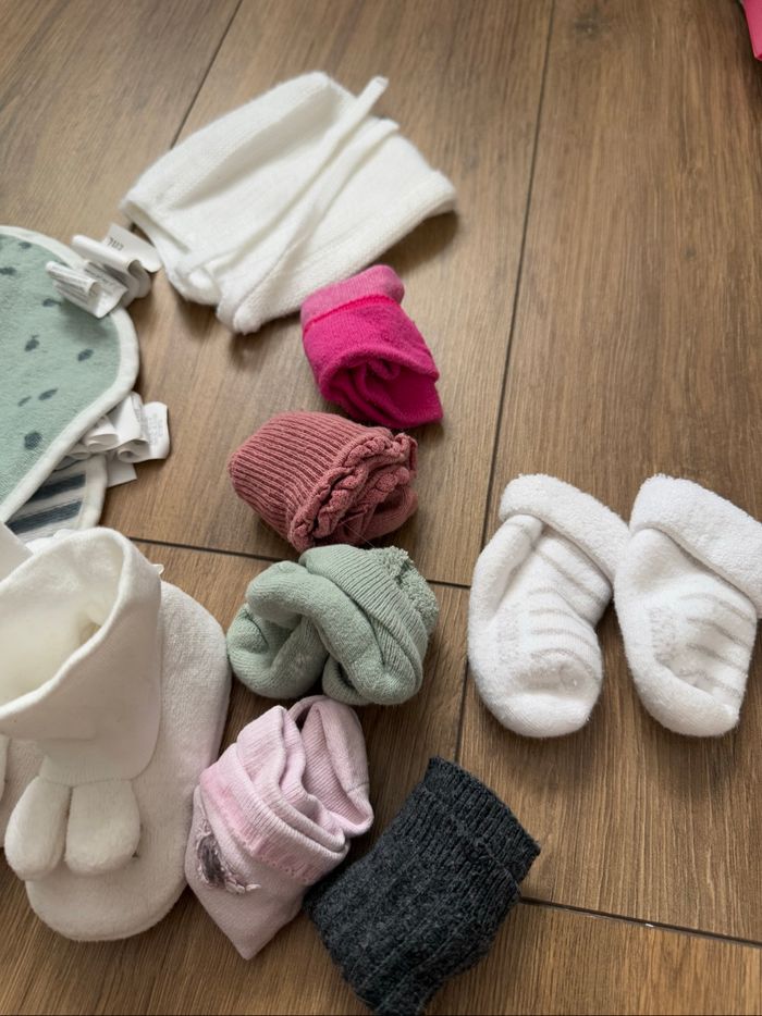 Lot bavoirs chaussettes - photo numéro 3
