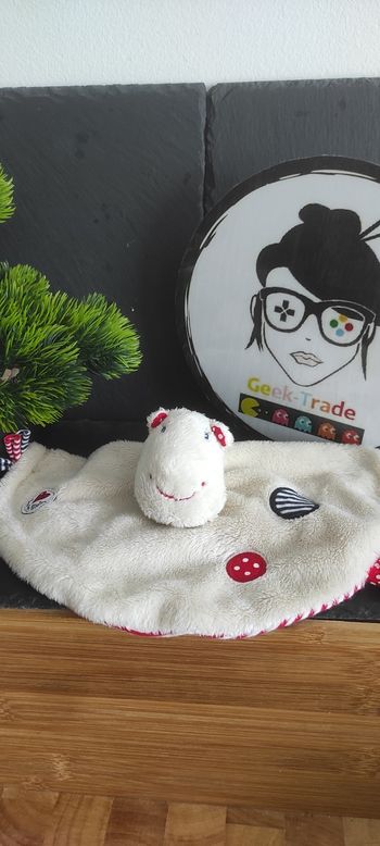 Doudou hippopotame beige rouge Terre de Marins rayé rond bleu pois coeur plat