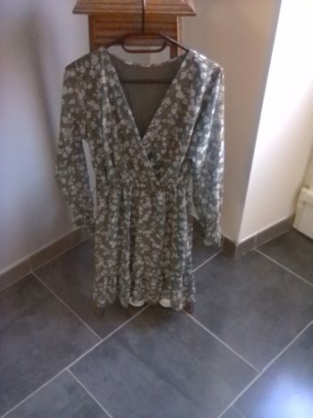 Jolie robe verte fleurie taille taille 38