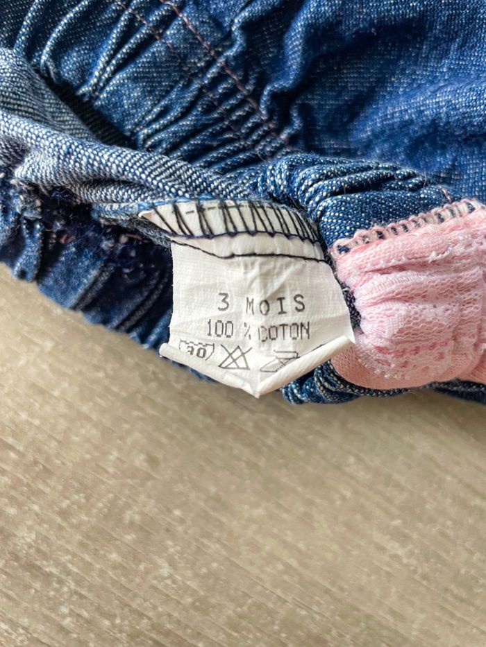 Pantalon en jean fleur brodée bébé fille taille 3 mois - photo numéro 6