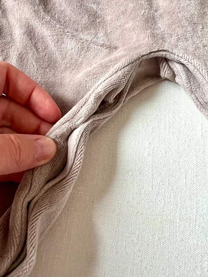 Pyjama Obaïbi 12 mois – velours taupe "LOVE idea" ouverture devant – très bon état - photo numéro 4