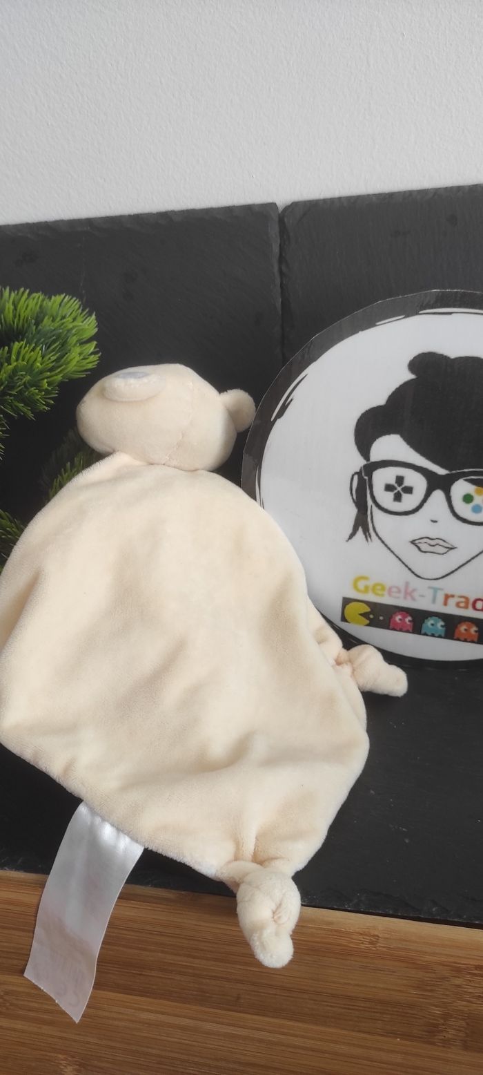 Doudou ours jaune beige rayé Tom et Kiddy gris blanc noeud losange Plat - photo numéro 2