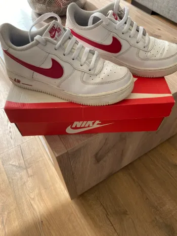 👟 NIKE Air Force 1 Blanche & Rouge – Pointure 39 – Très bon état