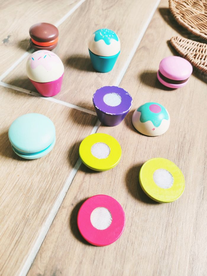 🍰Lot de macarons et gâteaux en bois à scratch marque Oxybul - photo numéro 2