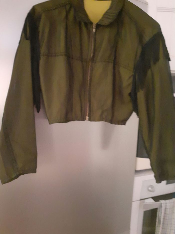 Très joli blouson à franges qui se porte en toutes circonstances - photo numéro 2