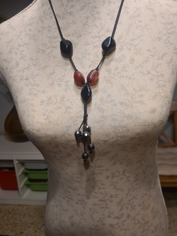 Collier. 40 cm. Marron et breloques noir. - photo numéro 2