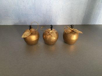 3 pommes dorées à suspendre au sapin