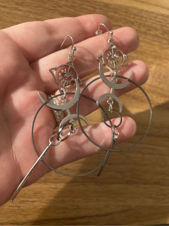 Boucles d’oreilles pendantes  NEUVES pour femme  pampilles forme de lune 🌙 couleur argenté - photo numéro 4