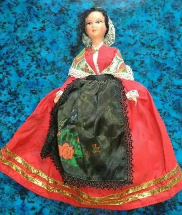 Poupée de collection 18 cm robe rouge doll