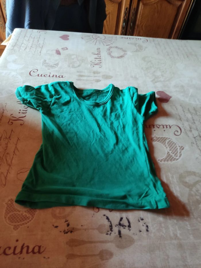 lot vêtements 4 ans 1 pantalon bordeaux, 1 sweat bordeaux 3  shirt vert, 1 jaune,  1 vert beige rayé - photo numéro 4