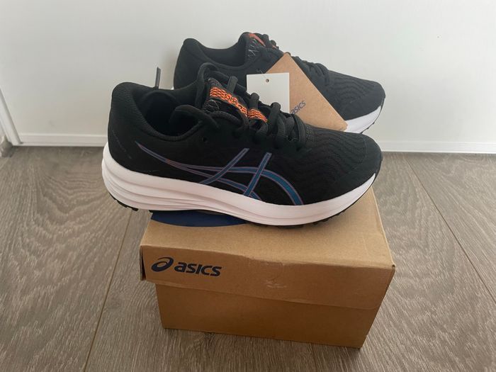 Chaussures Baskets de la marque Asics Pointure 32,5 neuves en boîtes d’origine  Neuf - photo numéro 3