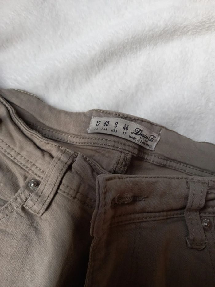 Pantalon kaki clair avec petites franges aux chevilles - photo numéro 4