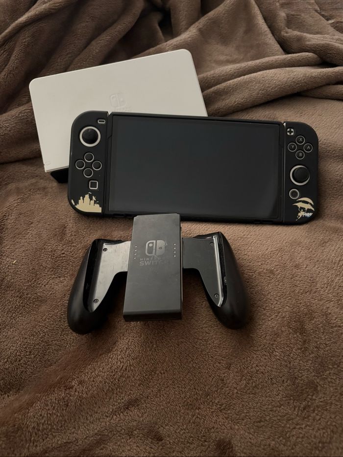 Console Nintendo Switch Oled en très bon état. - photo numéro 6